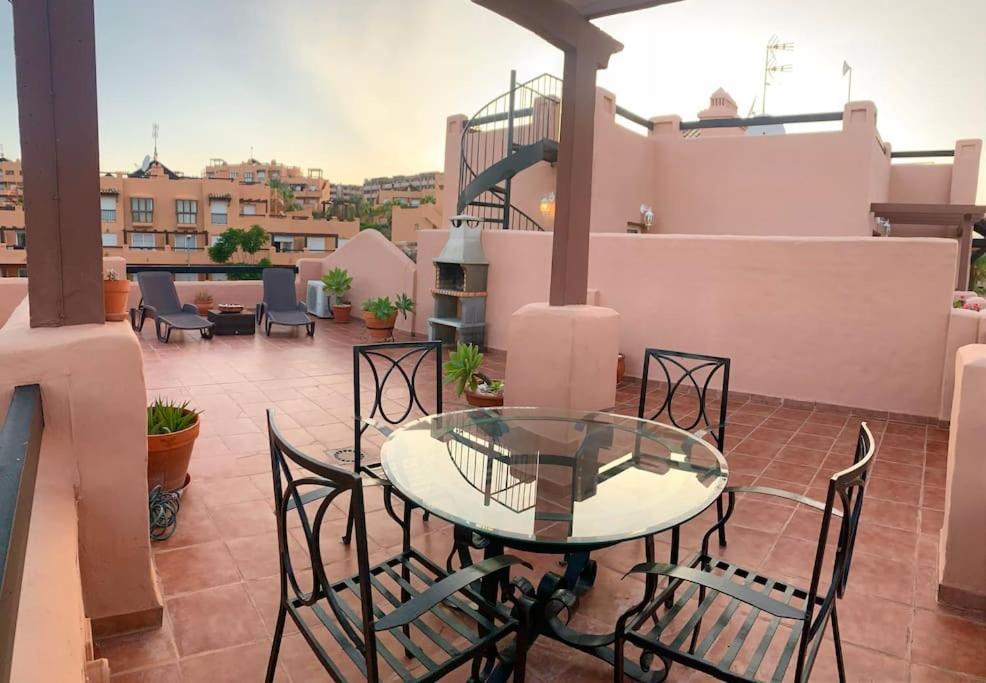 Penthouse Paradiso: 2Br Oasis In Casares Del Sol Εξωτερικό φωτογραφία